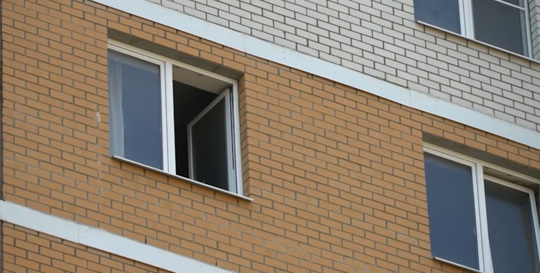 В Новомосковске 3-летний ребенок выпал с балкона 4 этажа