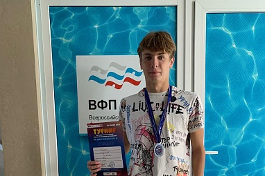 Туляк стал серебряным призером на турнире по плаванию