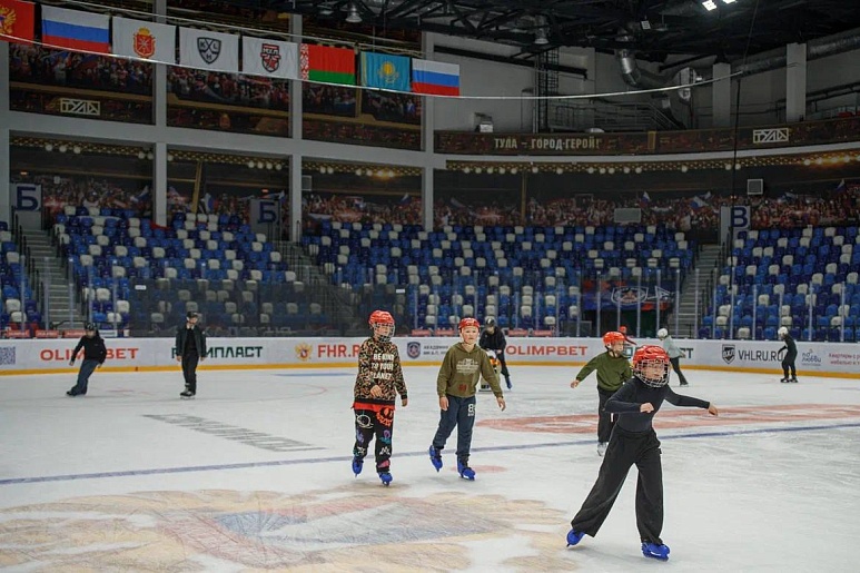 Школьники из Тулы могут бесплатно покататься на коньках на ледовых аренах