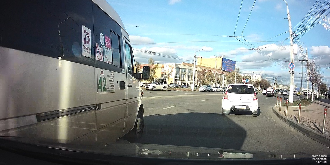 Кадры с видеорегистратора: в Туле маршрутка жестко подрезала автомобиль