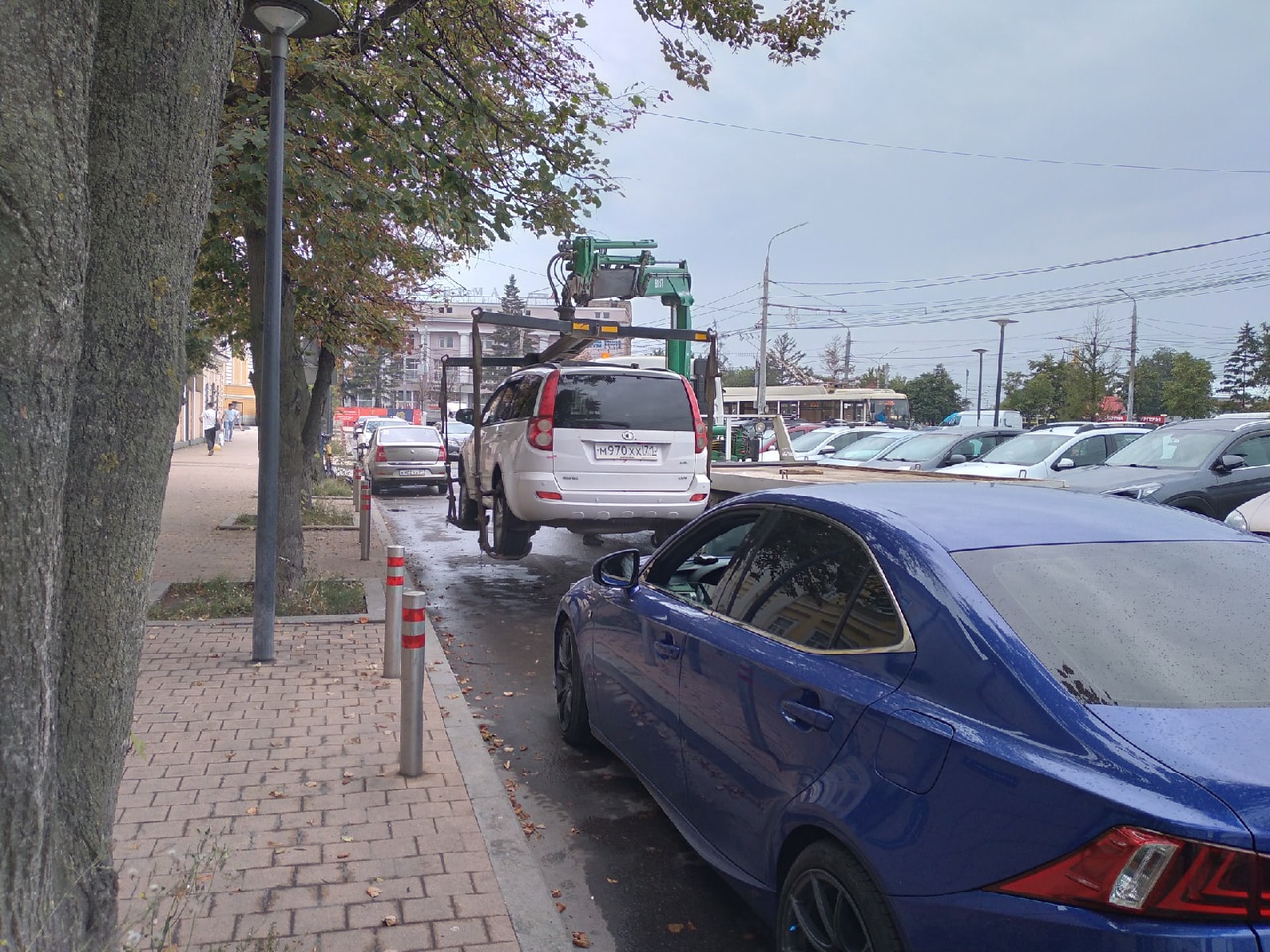В Туле у городского пространства «Искра» эвакуируют припаркованные автомобили