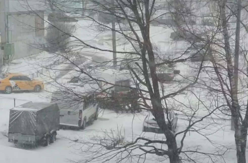 Туляки спасли машину скорой помощи из снежной ловушки