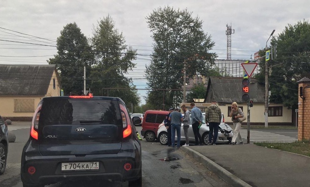 В Туле на перекрестке Болдина и Оружейной столкнулись две легковушки