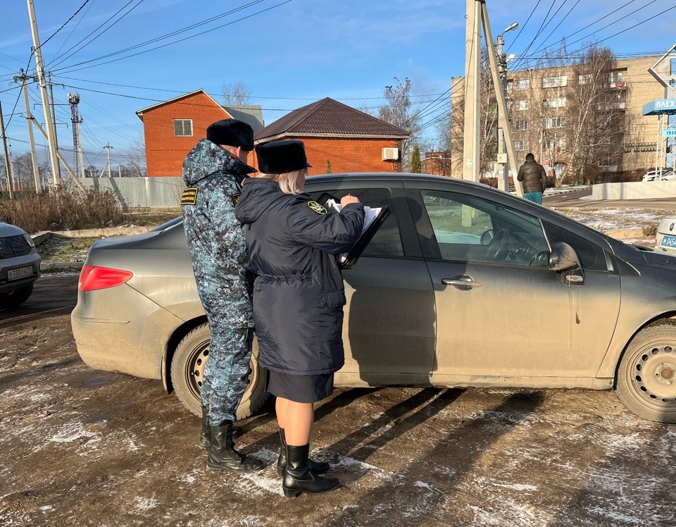 В тульском поселке Плеханово у цыган эвакуировали 10 машин из-за долгов