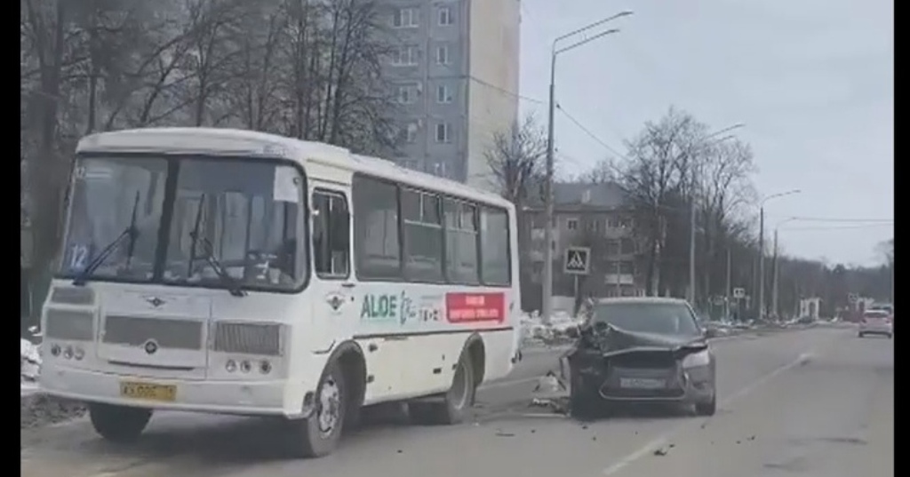 В Новомосковске в ДТП попали пассажирский автобус и иномарка