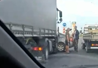 На Рязанской улице в Туле грузовик столкнулся с легковушкой