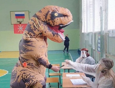В Туле на избирательный участок пришел голосовать динозавр