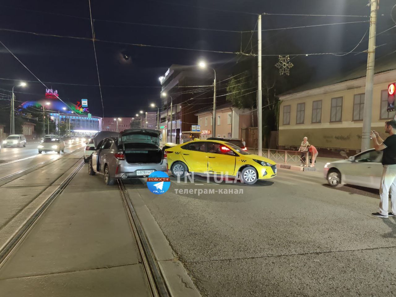 Машина такси попала в аварию напротив здания тульской Госавтоинспекции