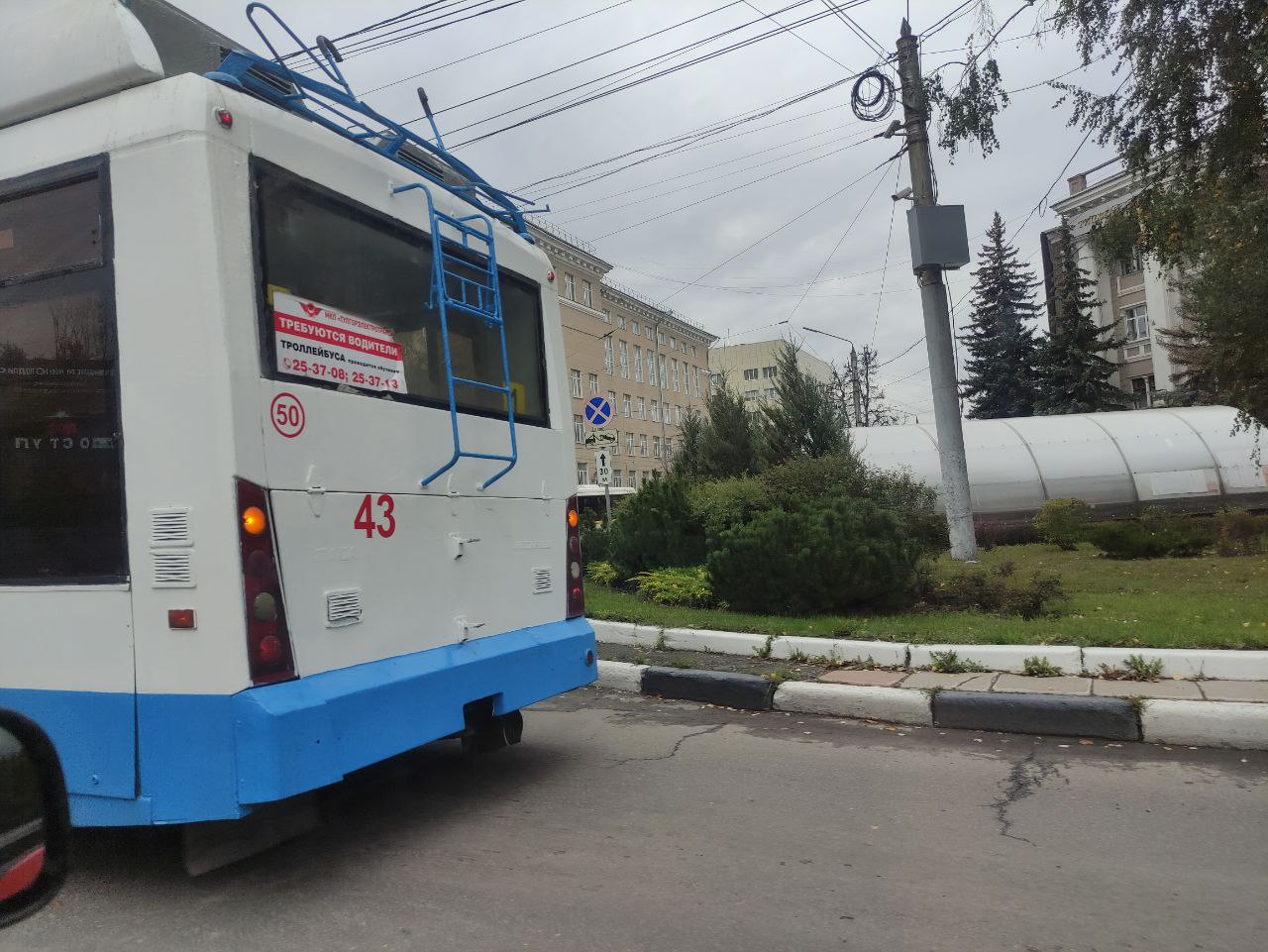 На перекрестке проспекта Ленина и Станиславского в Туле собрались пробки из-за троллейбуса