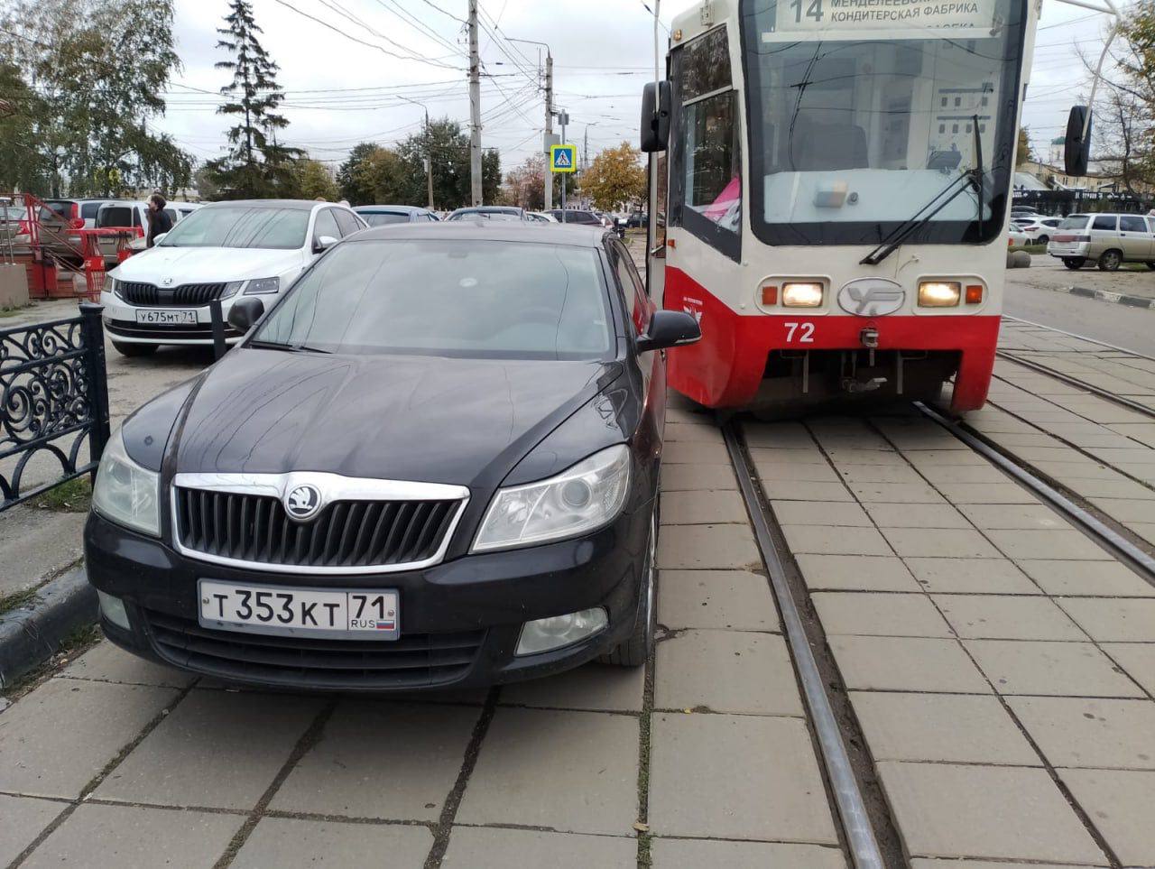 Припаркованная машина задержала движение трамваев на улице Коминтерна в Туле
