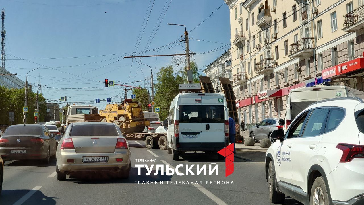 Движение по проспекту Ленина в Туле оказалось перекрыто из-за ДТП