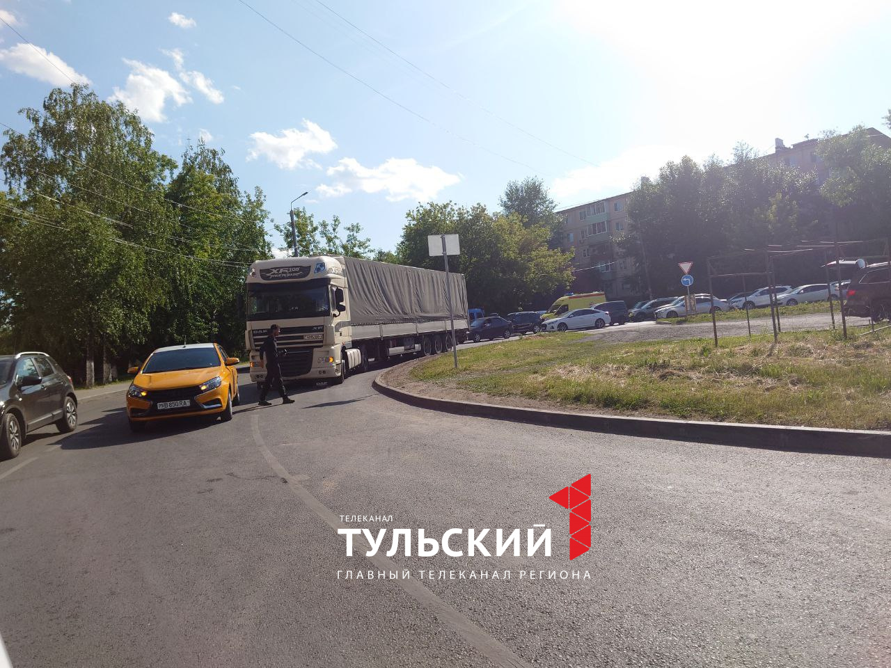 В Туле из-за двух ДТП с грузовиками "встала" улица Рязанская