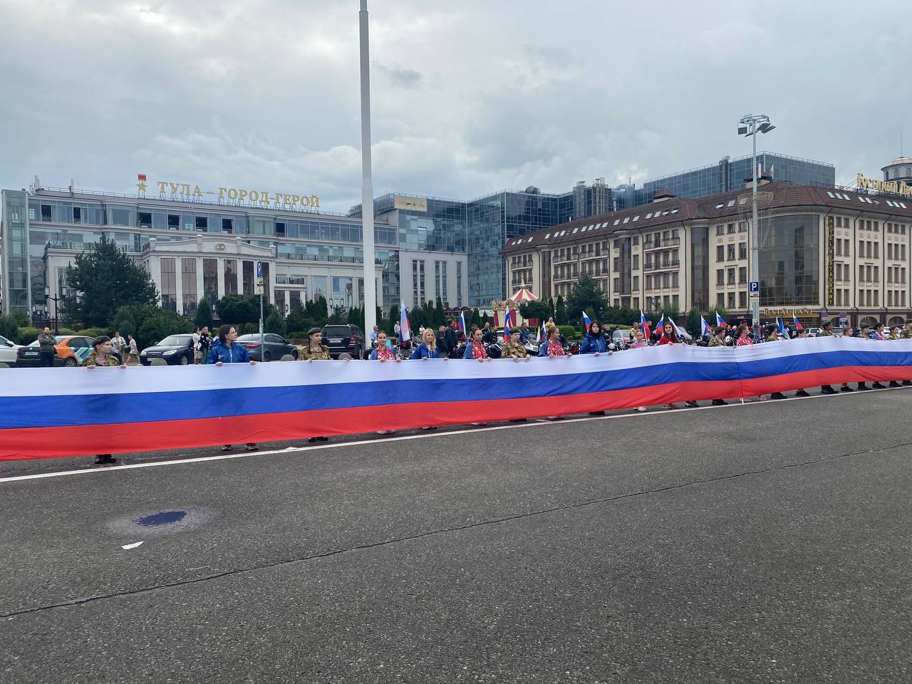 На площади Ленина в Туле развернули 42-метровый флаг России