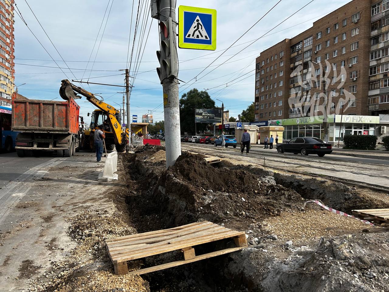 В Туле пенсионерам пришлось перепрыгивать ямы из-за перекопанной остановки  на Зеленстрое - Новости Тулы и области - 1tulatv