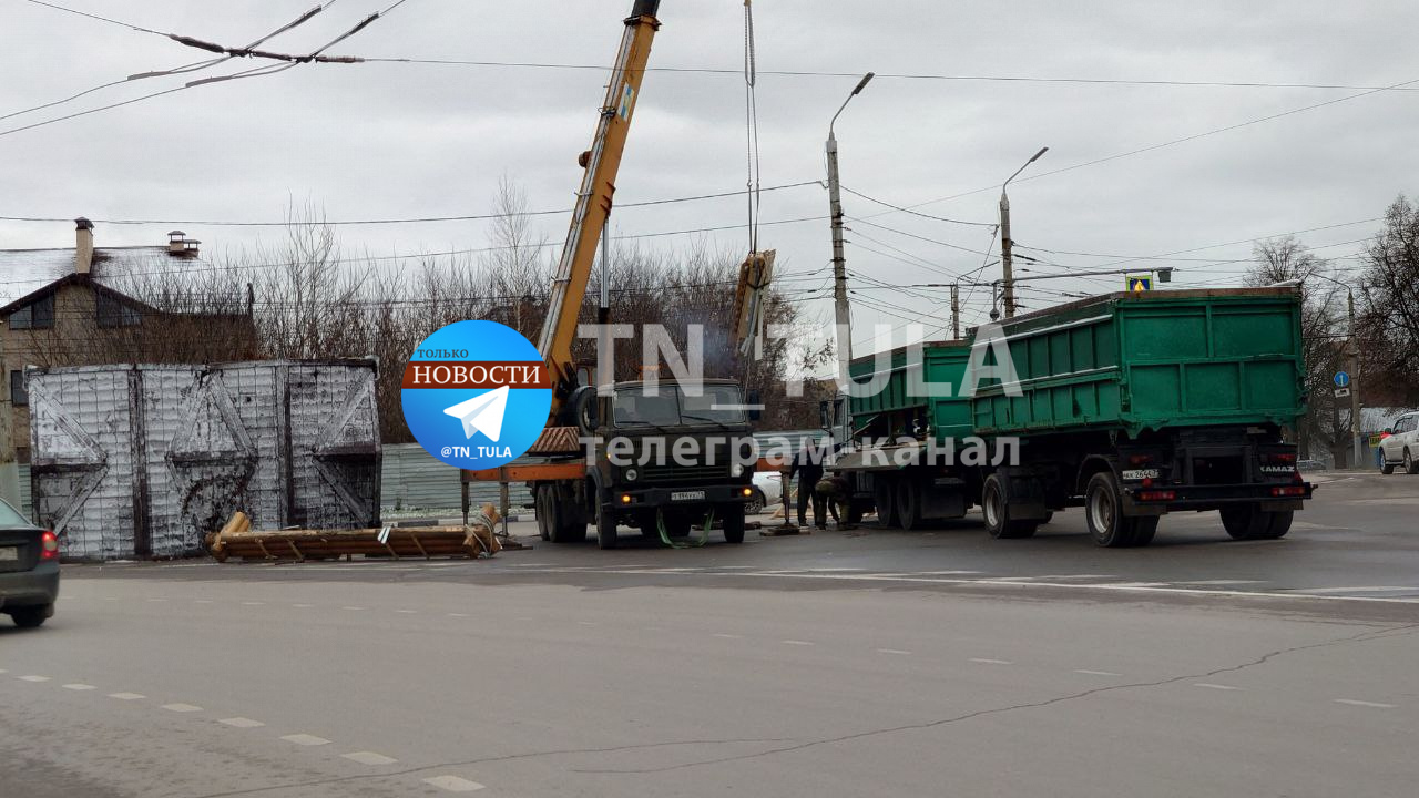 В Туле грузовик уронил палатку из Центрального парка - Новости Тулы и  области - 1tulatv