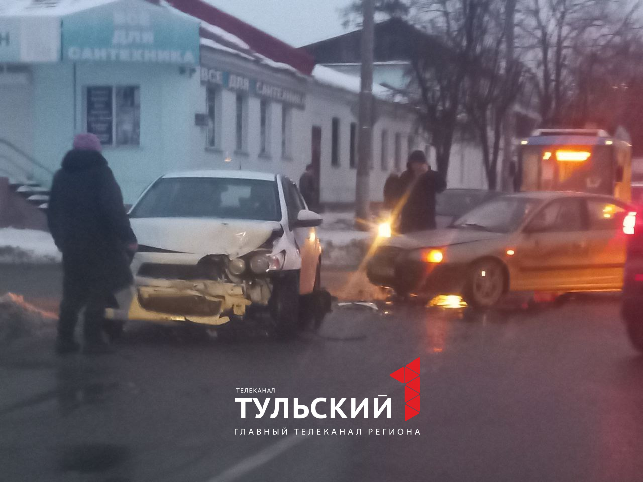 На улице Луначарского в Туле столкнулись две иномарки