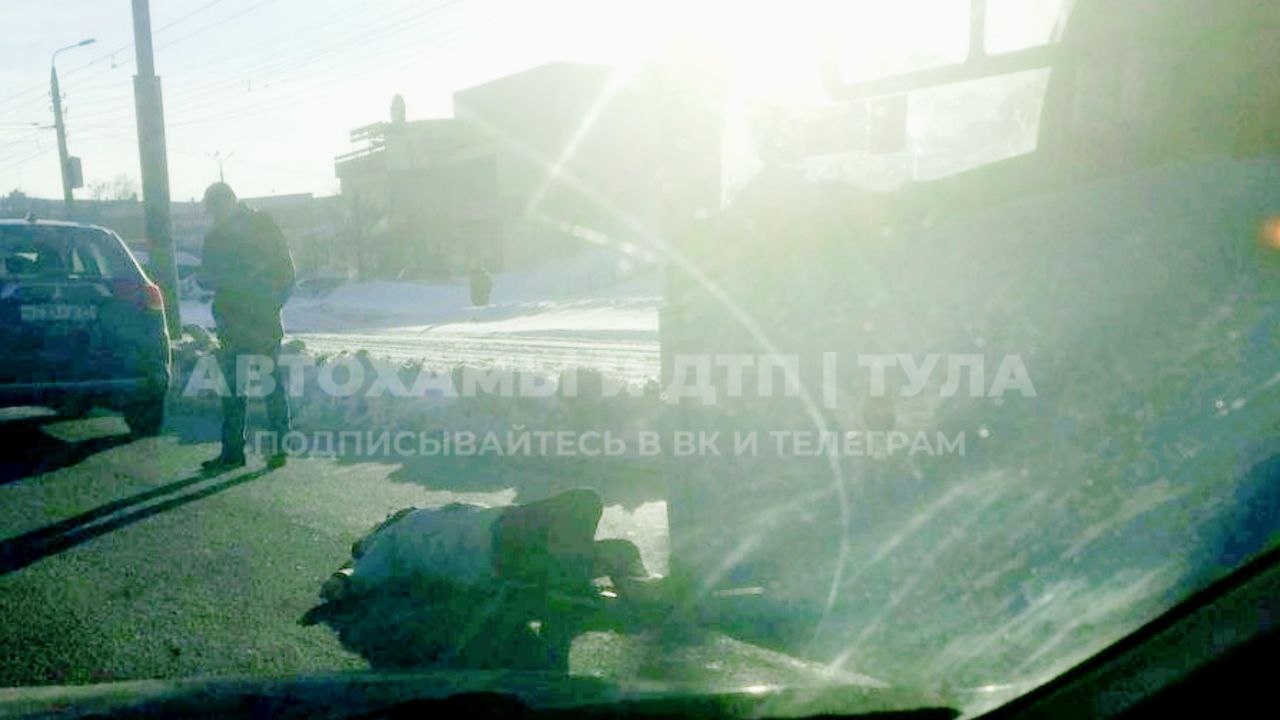 Утром на улице Металлургов в Туле 49-летняя женщина попала под автобус