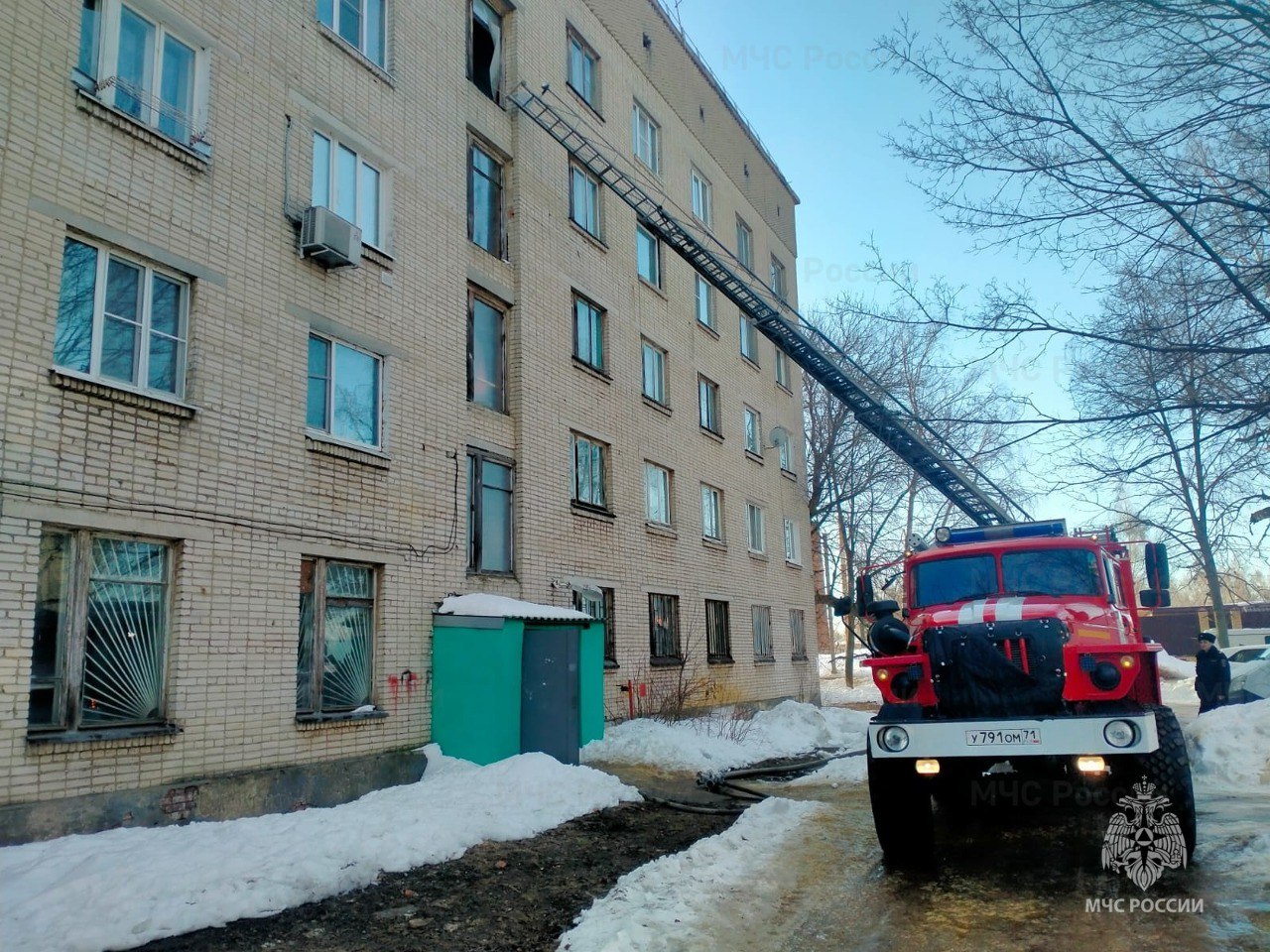 Из горящей 5-этажки в Донском эвакуировали 12 человек