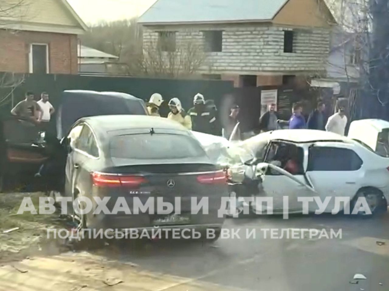 На трассе "Тула - Новомосковск" лоб в лоб столкнулись две иномарки