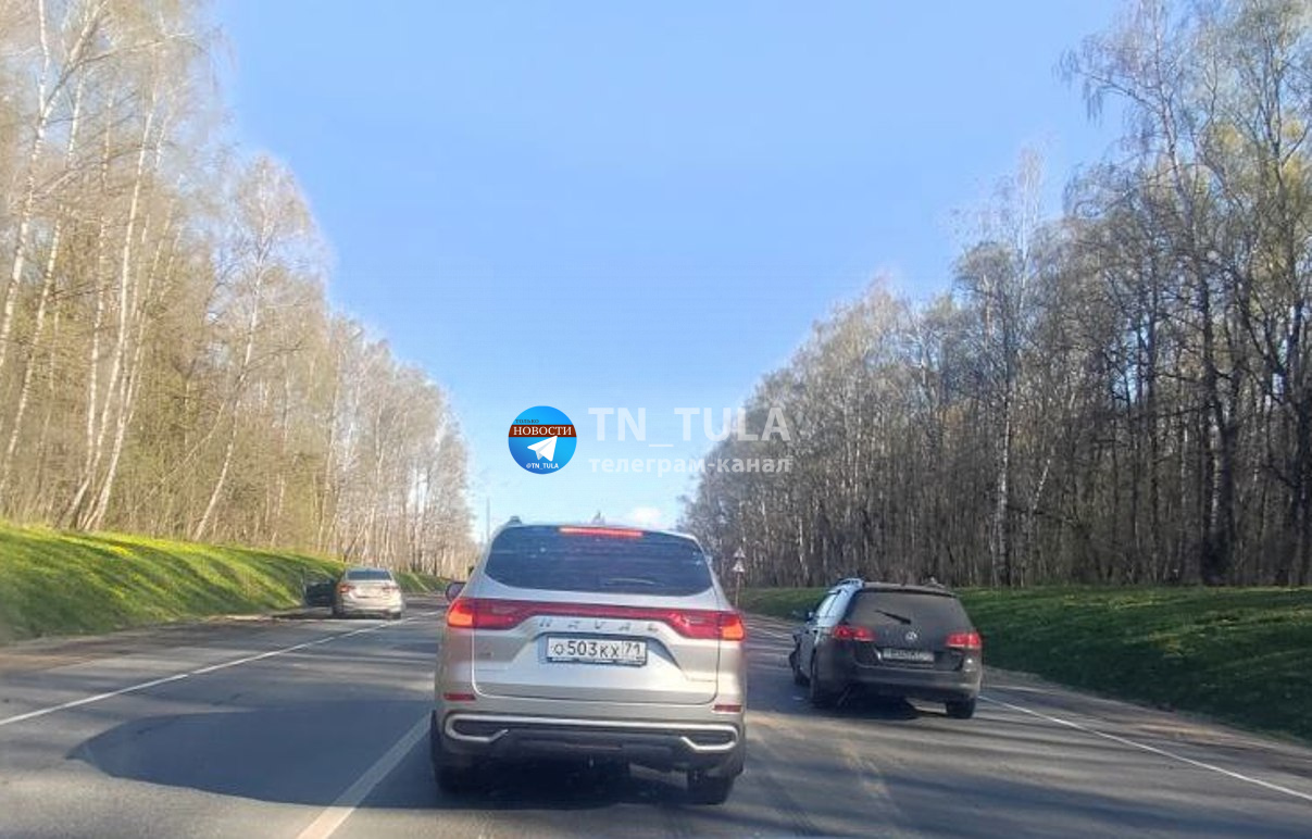 Заграничный "Фольскваген" попал в аварию на трассе М-2 "Крым" под Тулой