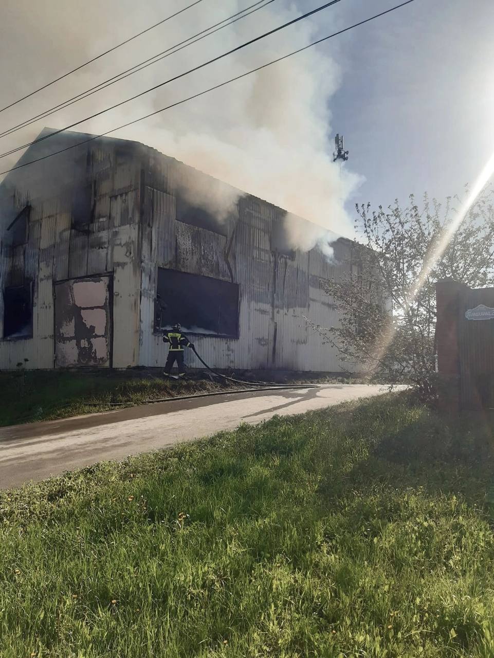 При пожаре в гараже в Ефремове сгорели 5 машин