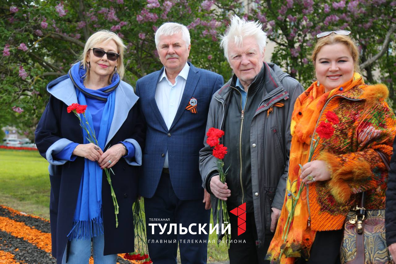 Звезды Фестиваля военного кино имени Юрия Озерова возложили цветы к Вечному Огню в Туле