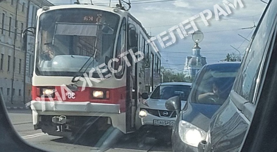 В Туле на улице Мосина произошло ДТП с трамваем