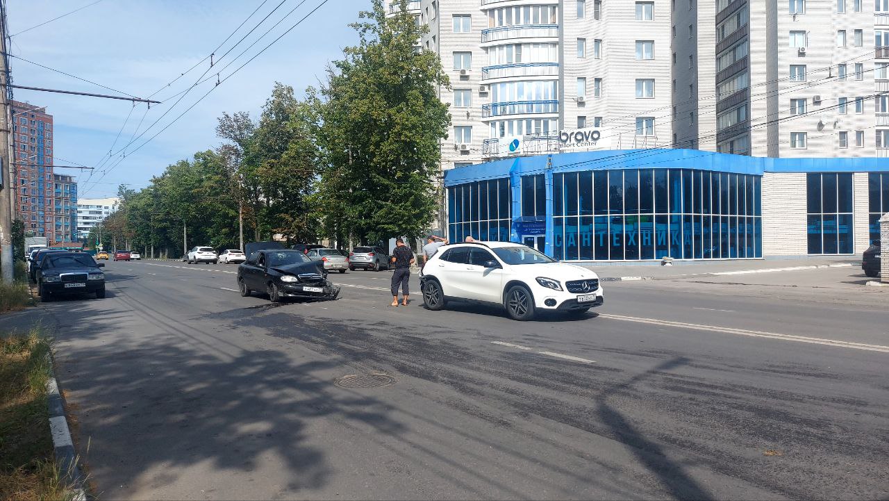 Днем 11 июля в Туле на улице Макаренко произошло серьезное ДТП