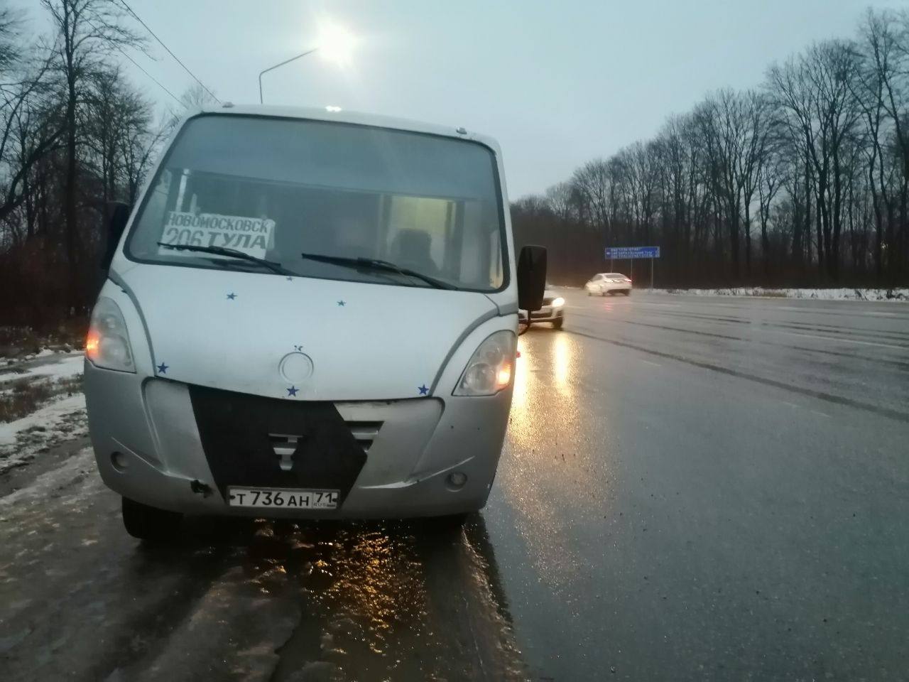 В Туле на Новомосковском шоссе у пассажирского автобуса слетело колесо -  Новости Тулы и области - 1tulatv