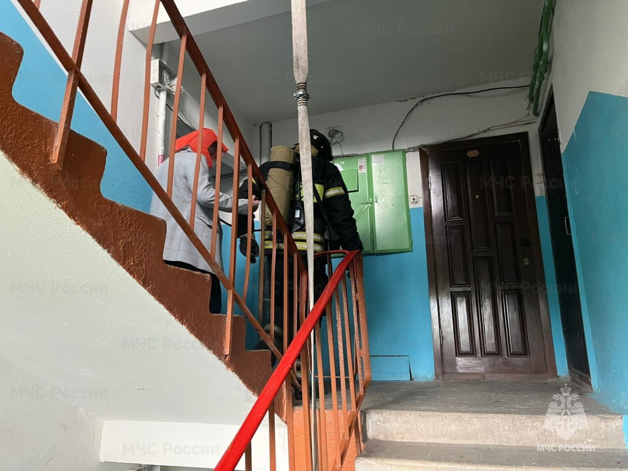 На пожаре в многоквартирном доме в Новомосковске эвакуировали 8 человек