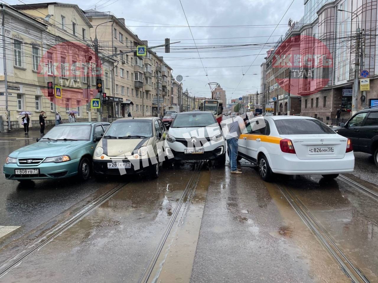 В Туле на улице Советской произошло ДТП с участием 4 машин
