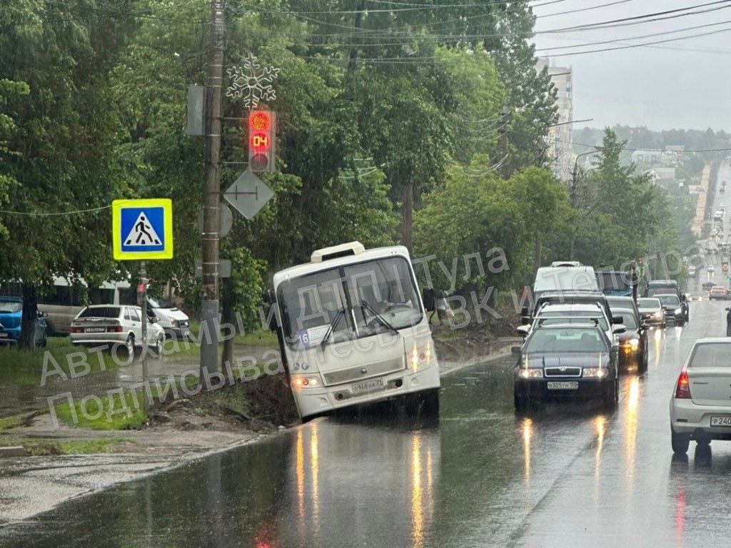 В Туле на перекрестке улиц Кутузова и Шухова пассажирский автобус попал в яму