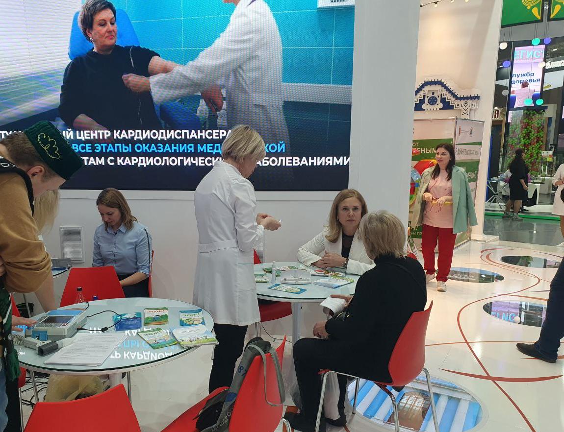 В День здоровья на выставке «Россия» тульские медики показали приемы оказания скорой помощи
