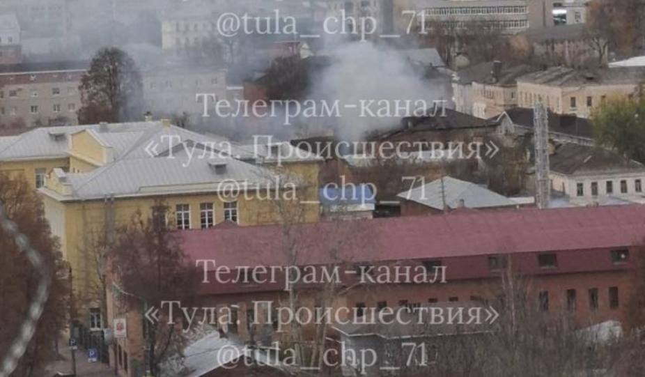 В Туле на улице Пирогова горело заброшенное здание 