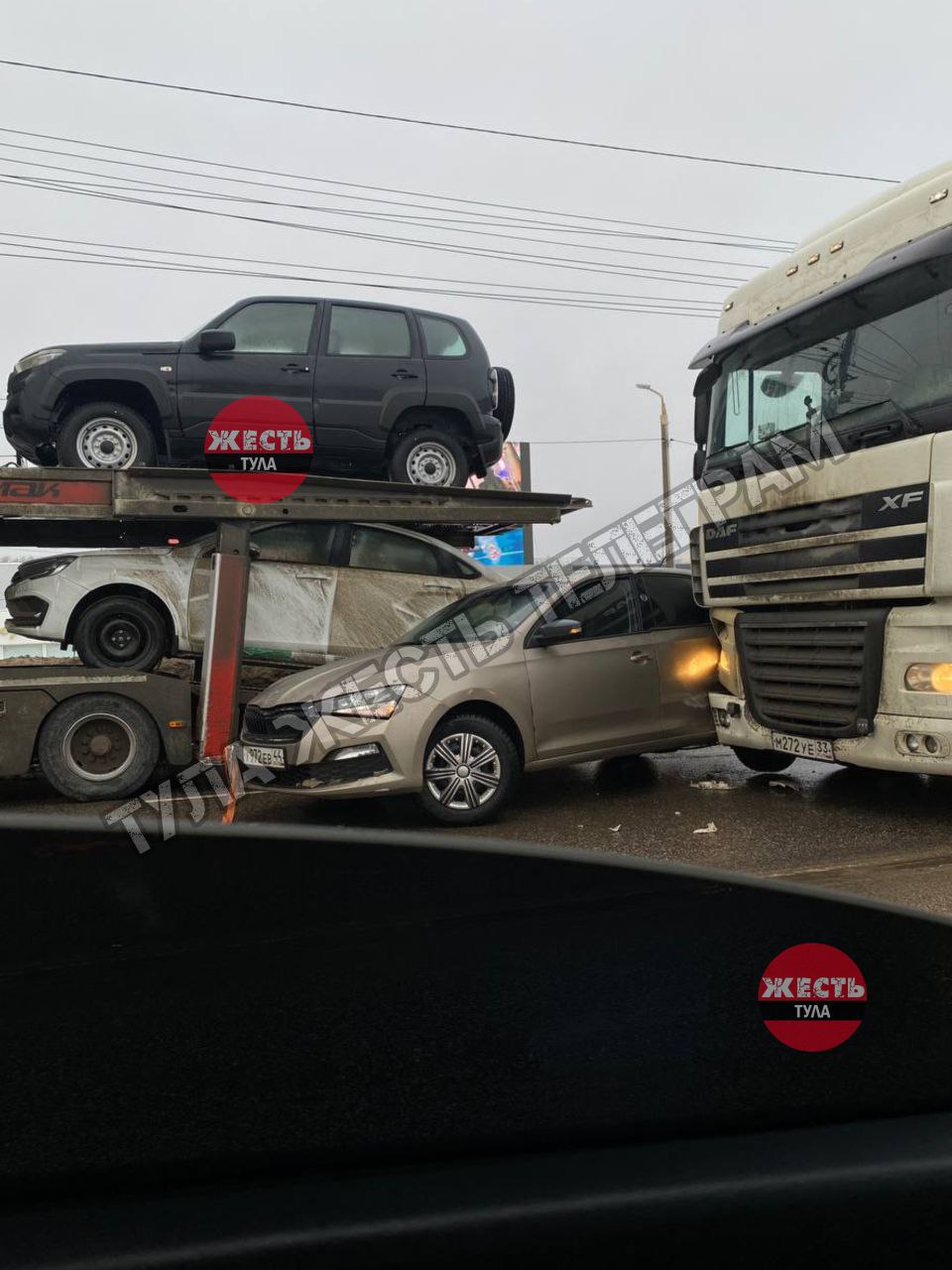 Два длинномера зажали легковушку на улице Рязанской в Туле - Новости Тулы и  области - 1tulatv