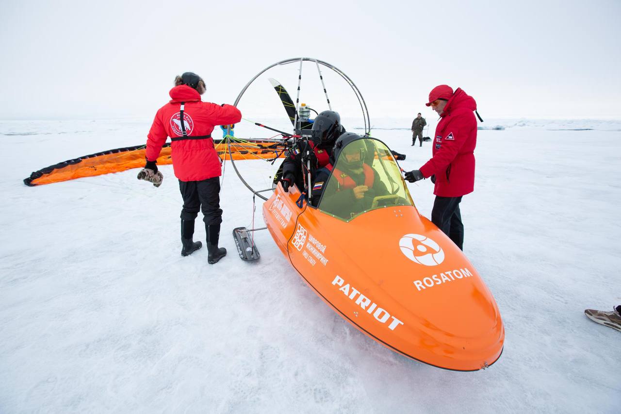 Туляк совершил первый в мире успешный перелет через Арктику на паралете