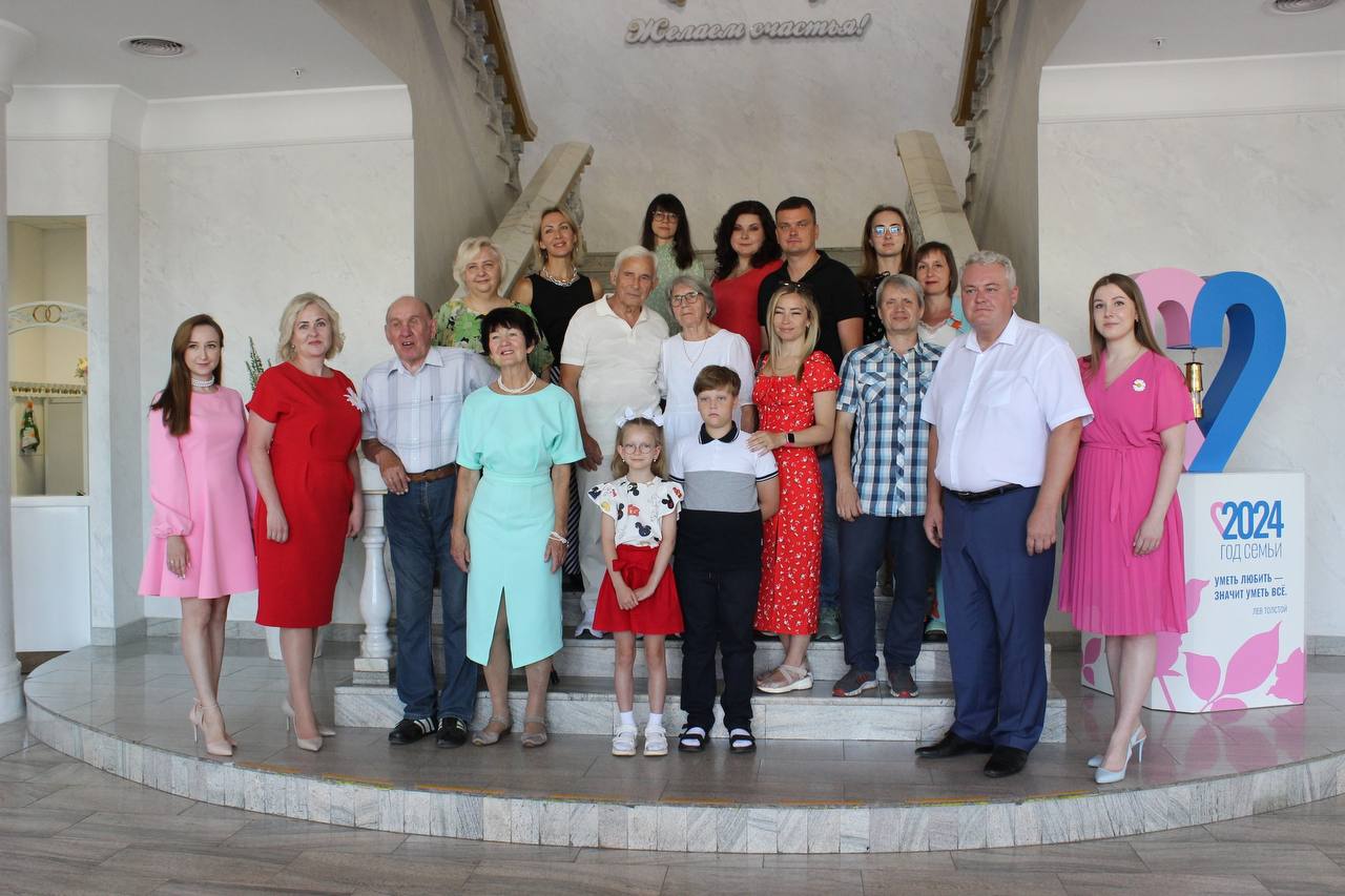 В Туле наградили семейные пары, победившие в конкурсе на лучшую летопись семьи