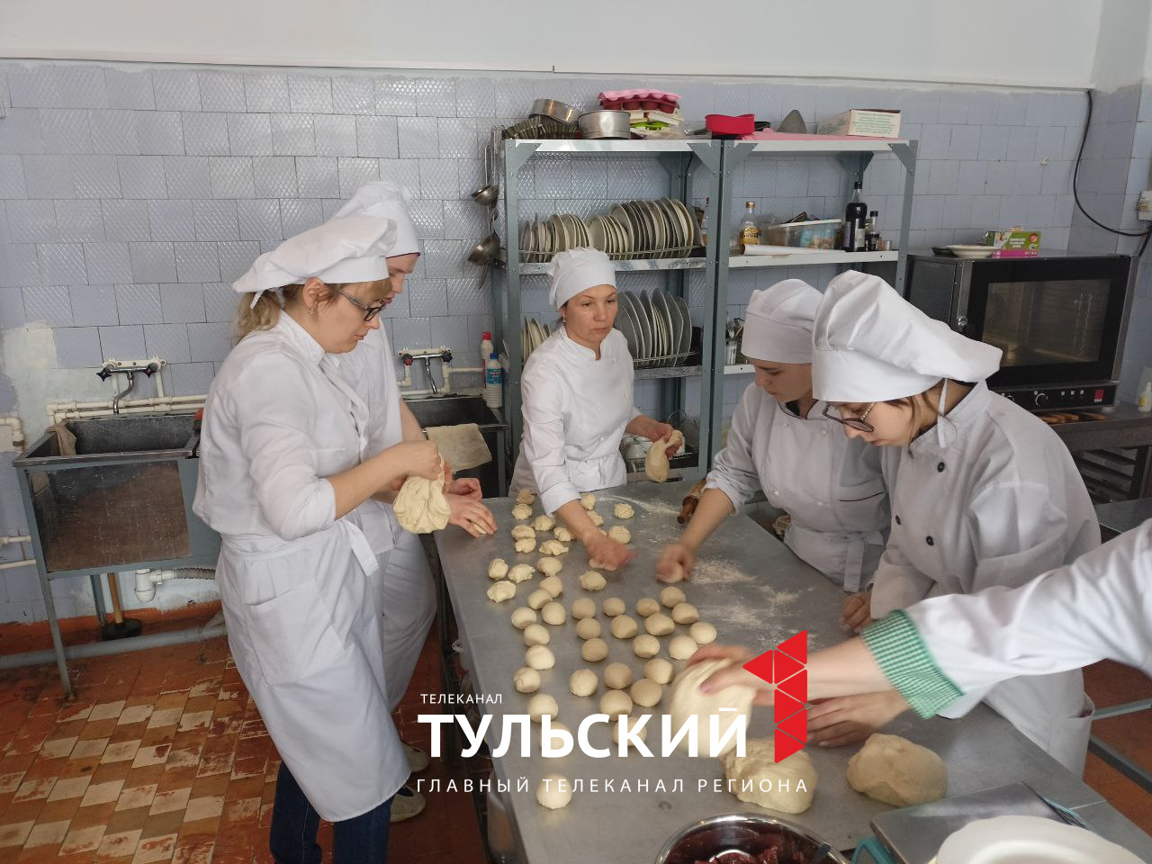 В Алексине студенты испекли пирожки для участников СВО | 13.03.2023 | Тула  - БезФормата