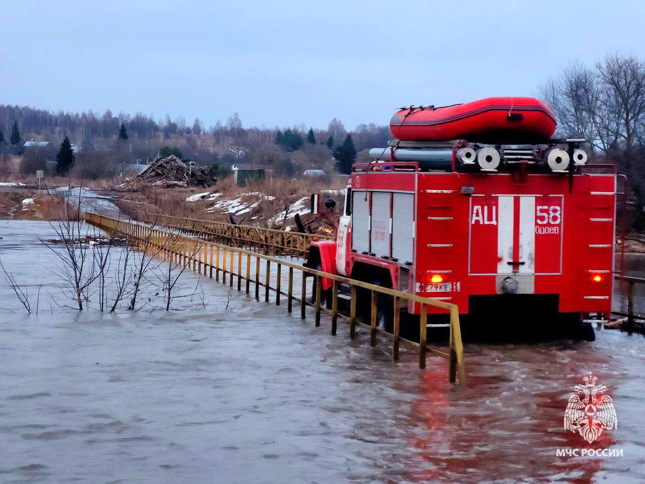 В Тульской области пожарные доставили медков к пациенту через затопленный мост