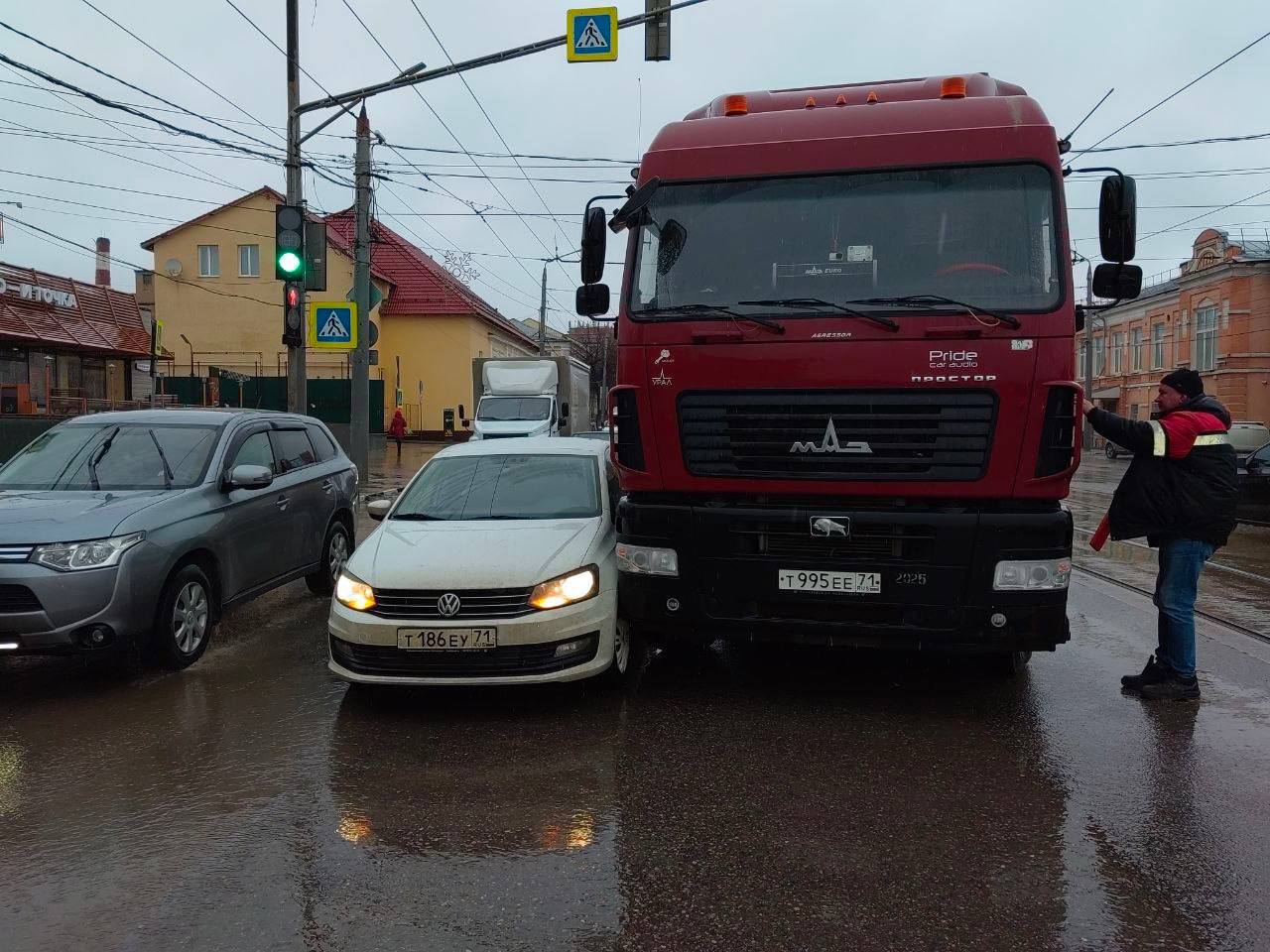 Улица Октябрьская в Туле застыла в пробке из-за ДТП с эвакуатором |  16.03.2023 | Тула - БезФормата