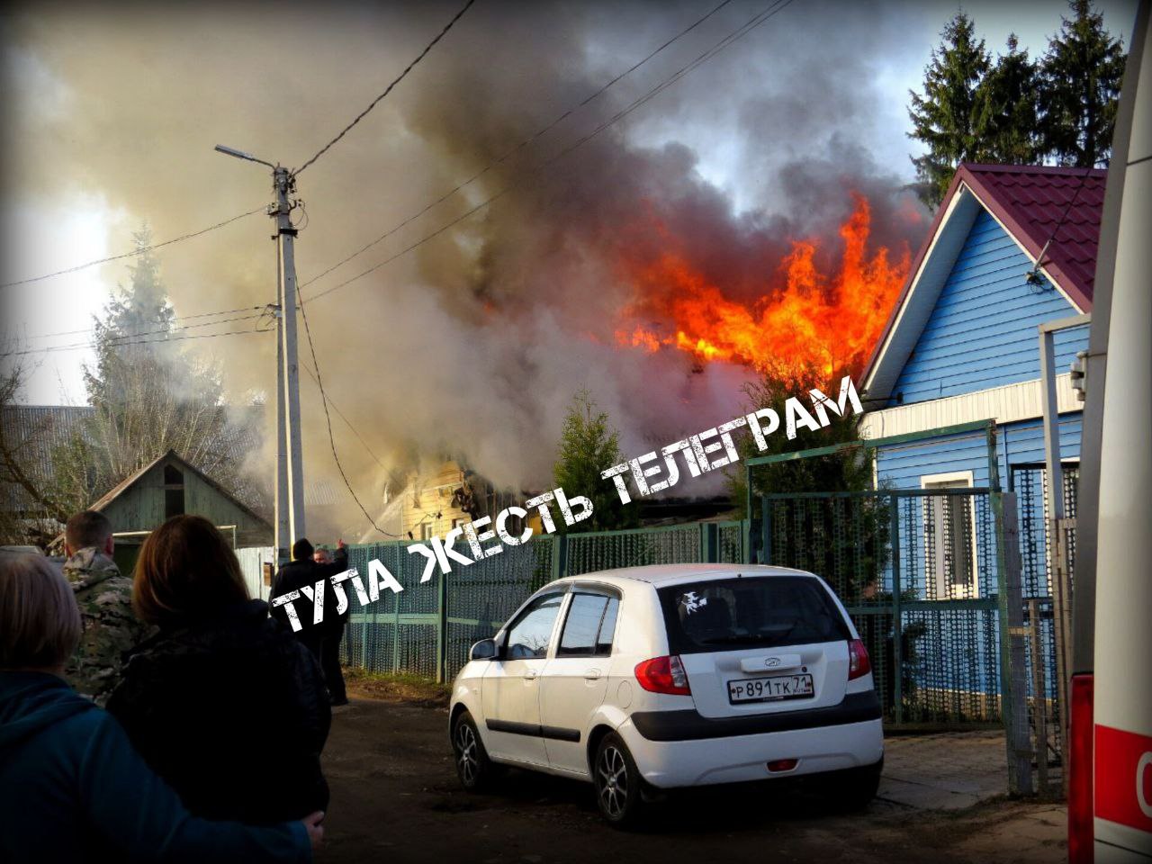 На улице Красноармейской в Щекине загорелся жилой дом