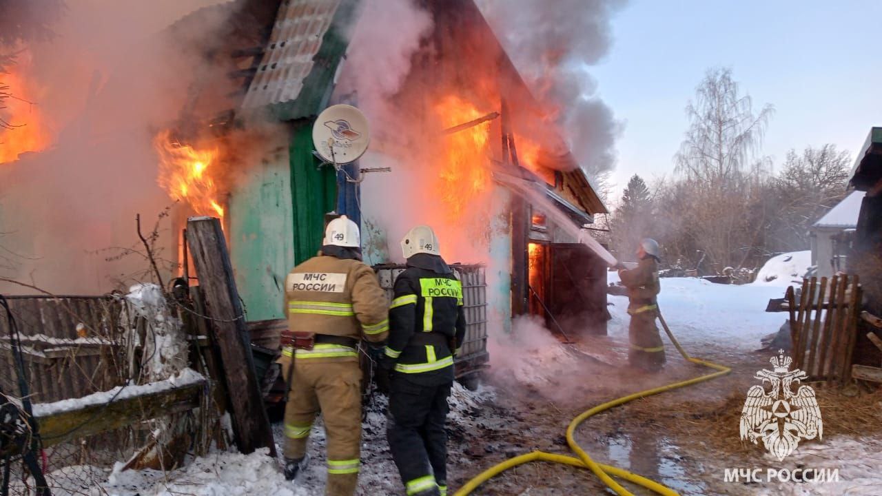 Под Киреевском загорелся дом с газовым баллоном внутри