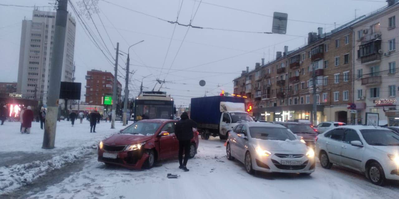 На улице Советской в Туле встали троллейбусы из-за ДТП