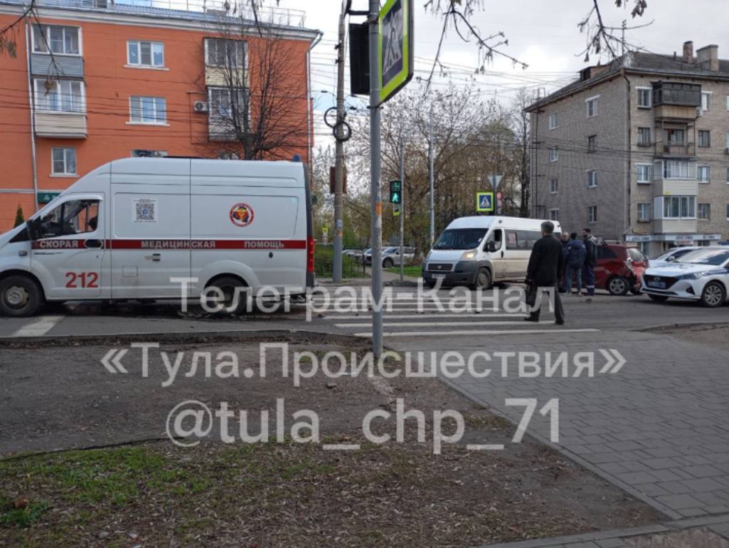 Машина скорой помощи попала в аварию на улице Кутузова в Туле