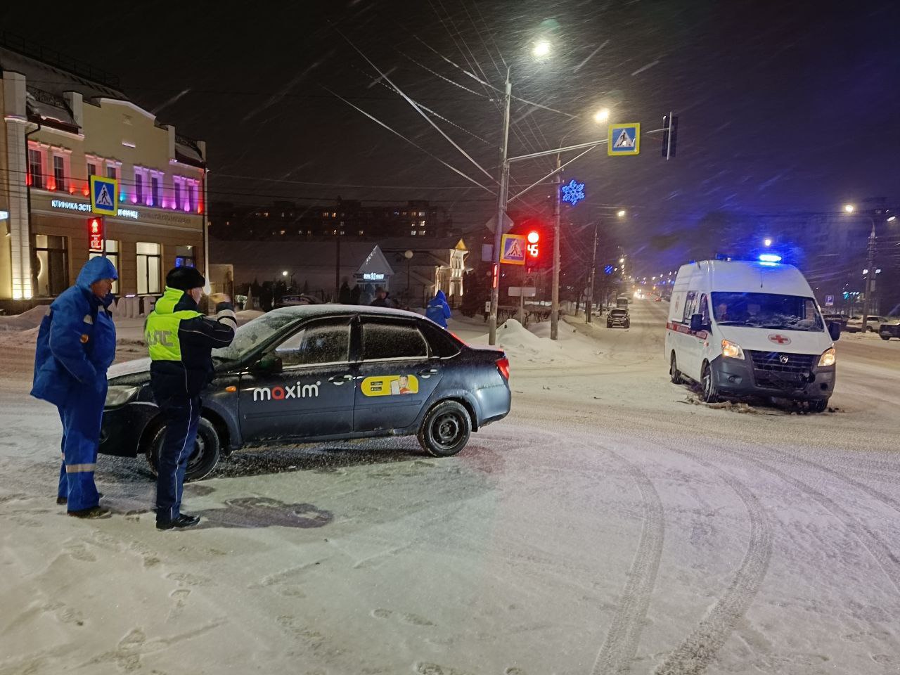 На улице Лейтейзена в Туле машина скорой помощи попала в ДТП - Новости Тулы  и области - 1tulatv