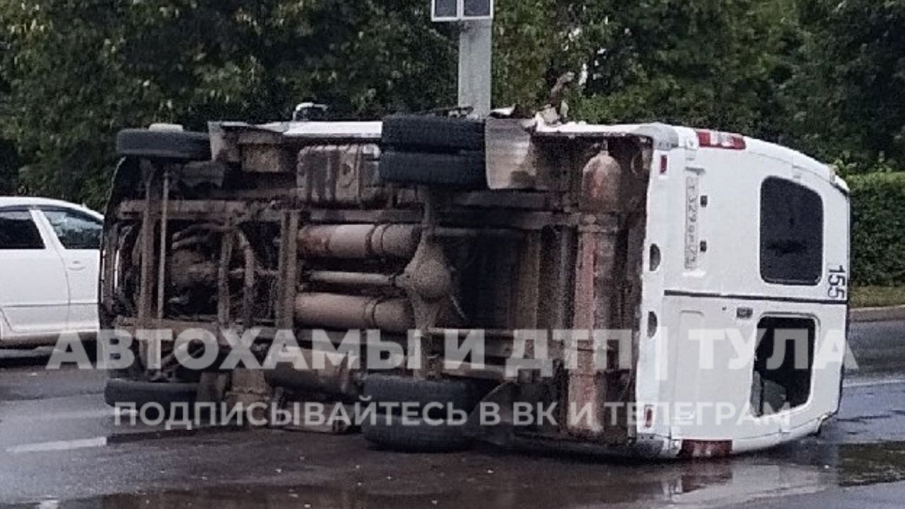 В Новомосковске перевернулся автобус с пассажирами