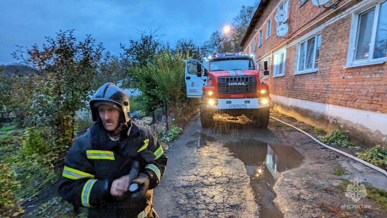 В Ясной Поляне пожарные спасли из горящей квартиры двоих детей | 15.10.2023  | Тула - БезФормата