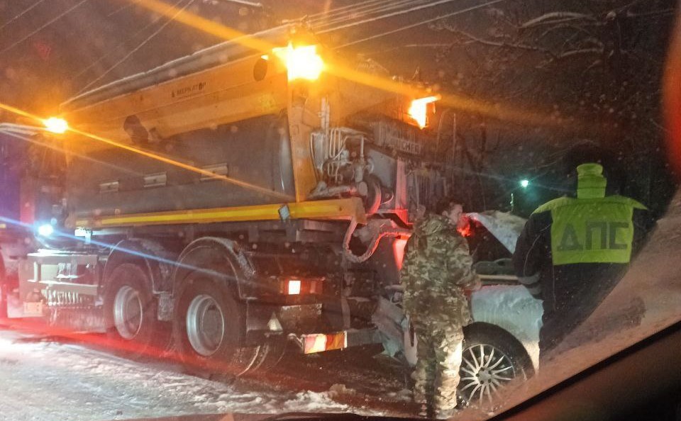 В Туле снегоуборочная техника попала в ДТП