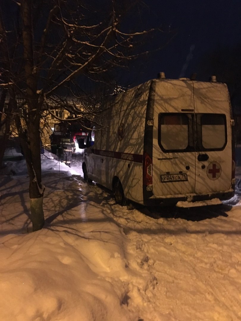 Алексинские спасатели помогли застрявшему в снегу автомобилю скорой помощи