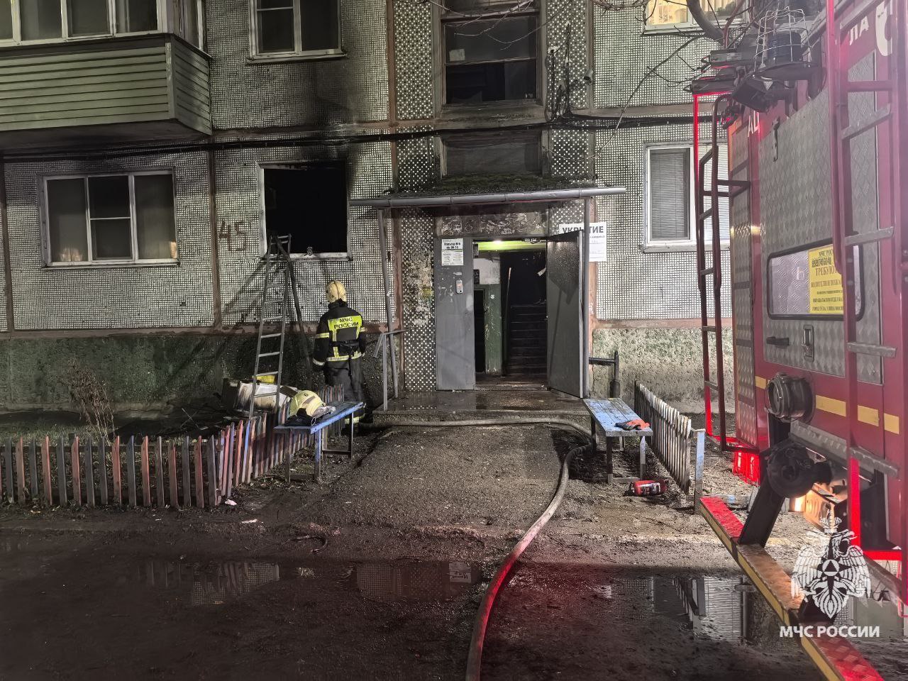 15 человек спасли из горящего дома на улице Металлургов в Туле